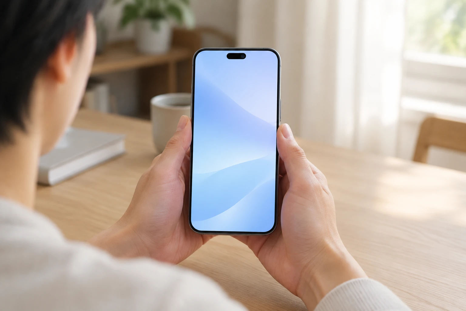 iPhone 18 Proを両手で持って初期設定を進めている様子