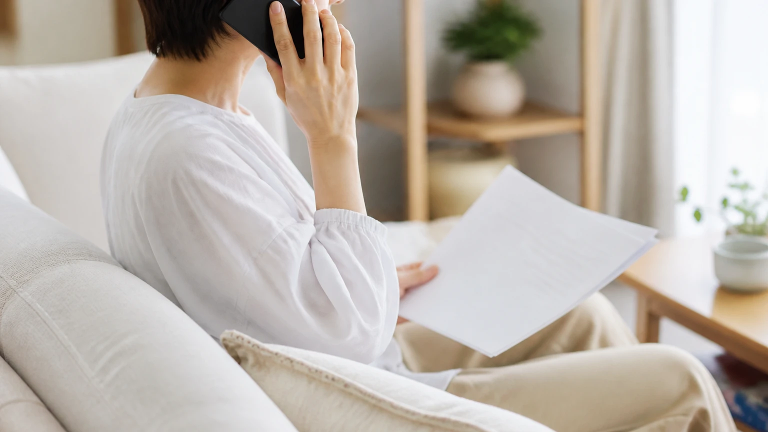 電話で解約の手続きを問い合わせる保護者