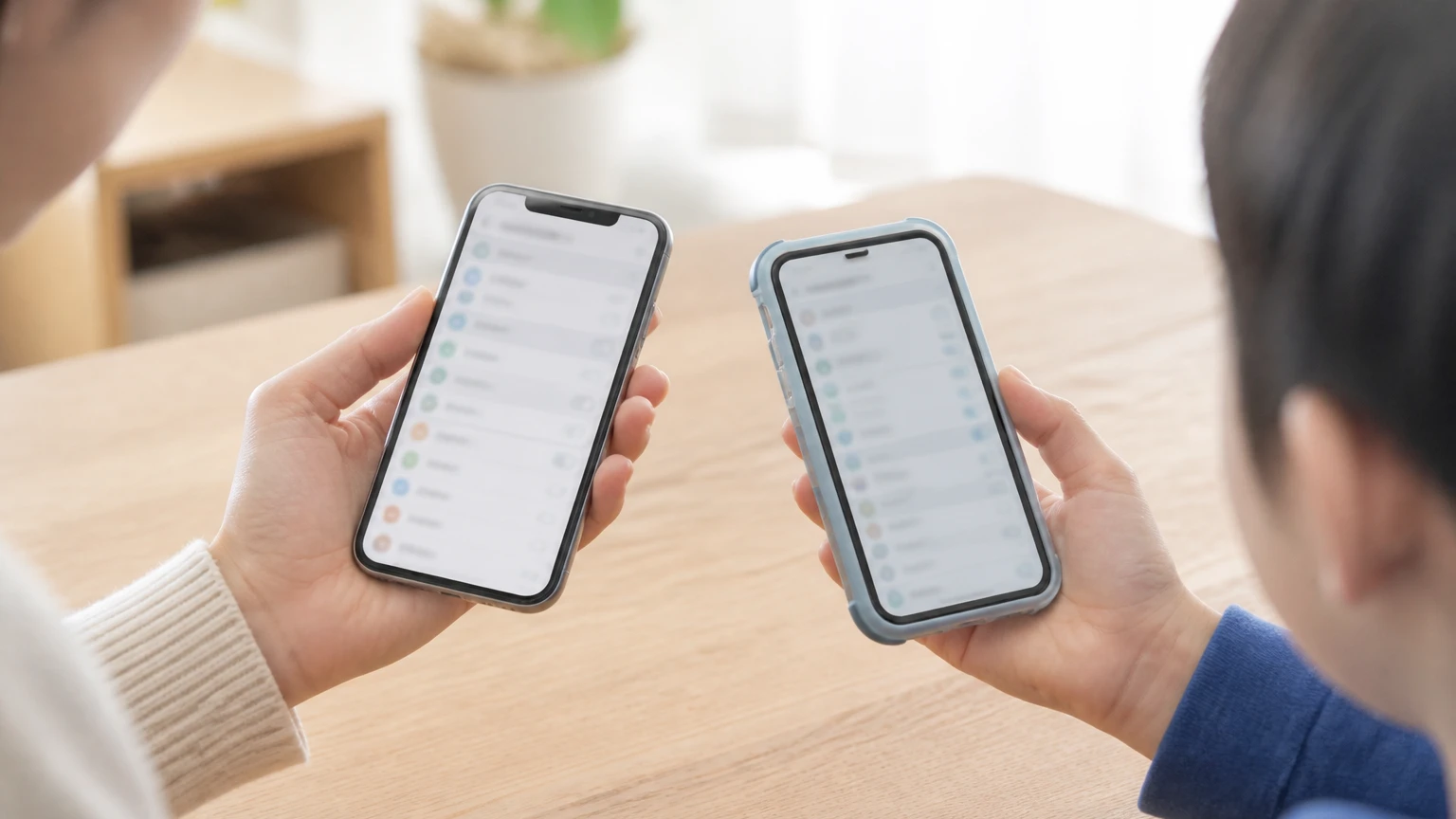 保護者が子どものスマートフォンの設定を操作する手元